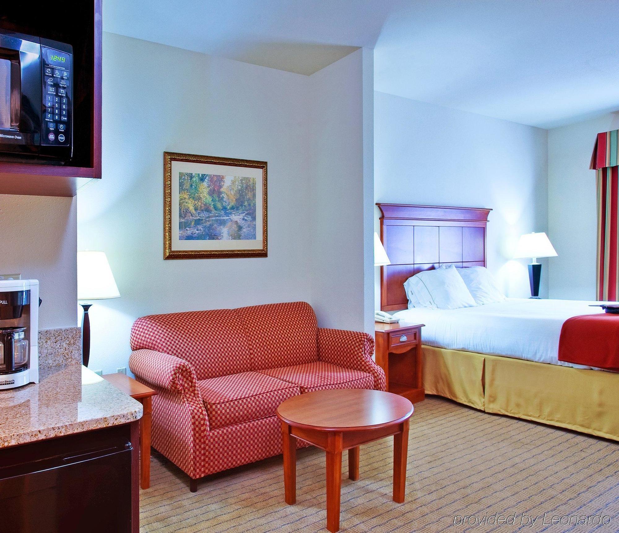 Holiday Inn Express & Suites Dyersburg By Ihg Room photo
