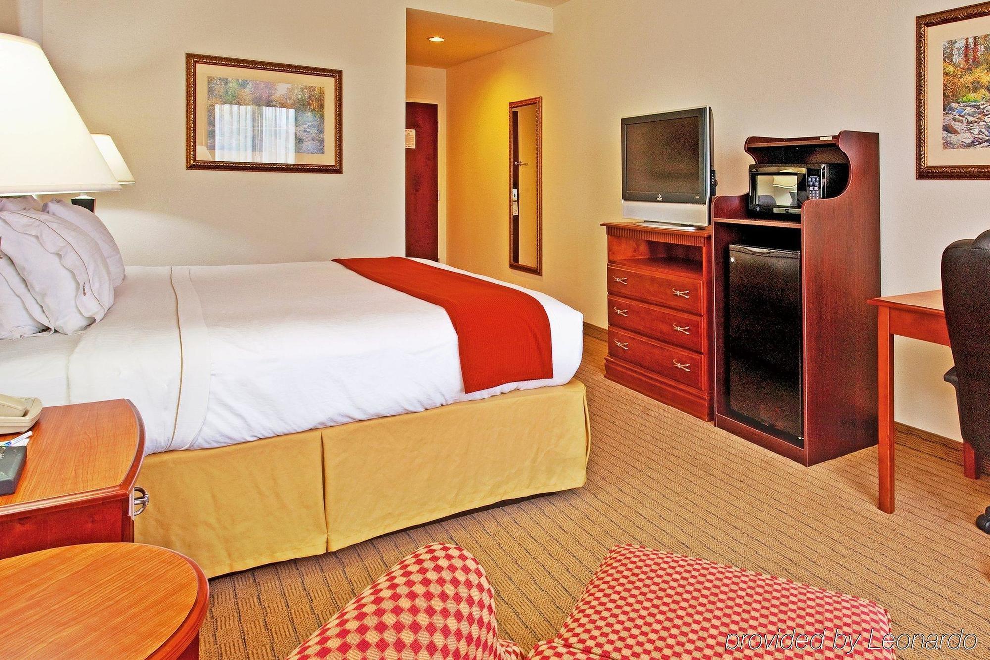 Holiday Inn Express & Suites Dyersburg By Ihg Exterior photo