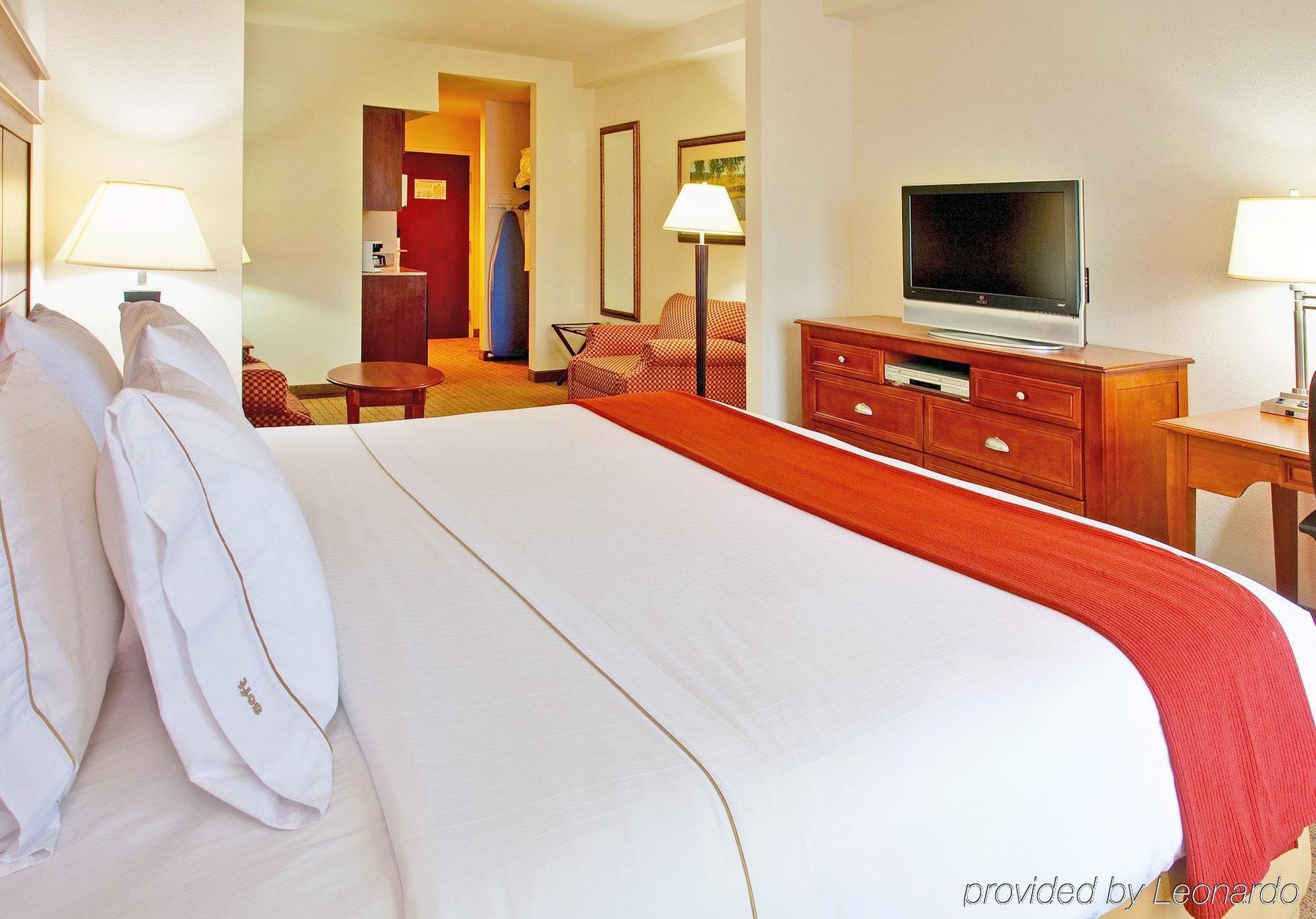 Holiday Inn Express & Suites Dyersburg By Ihg Room photo