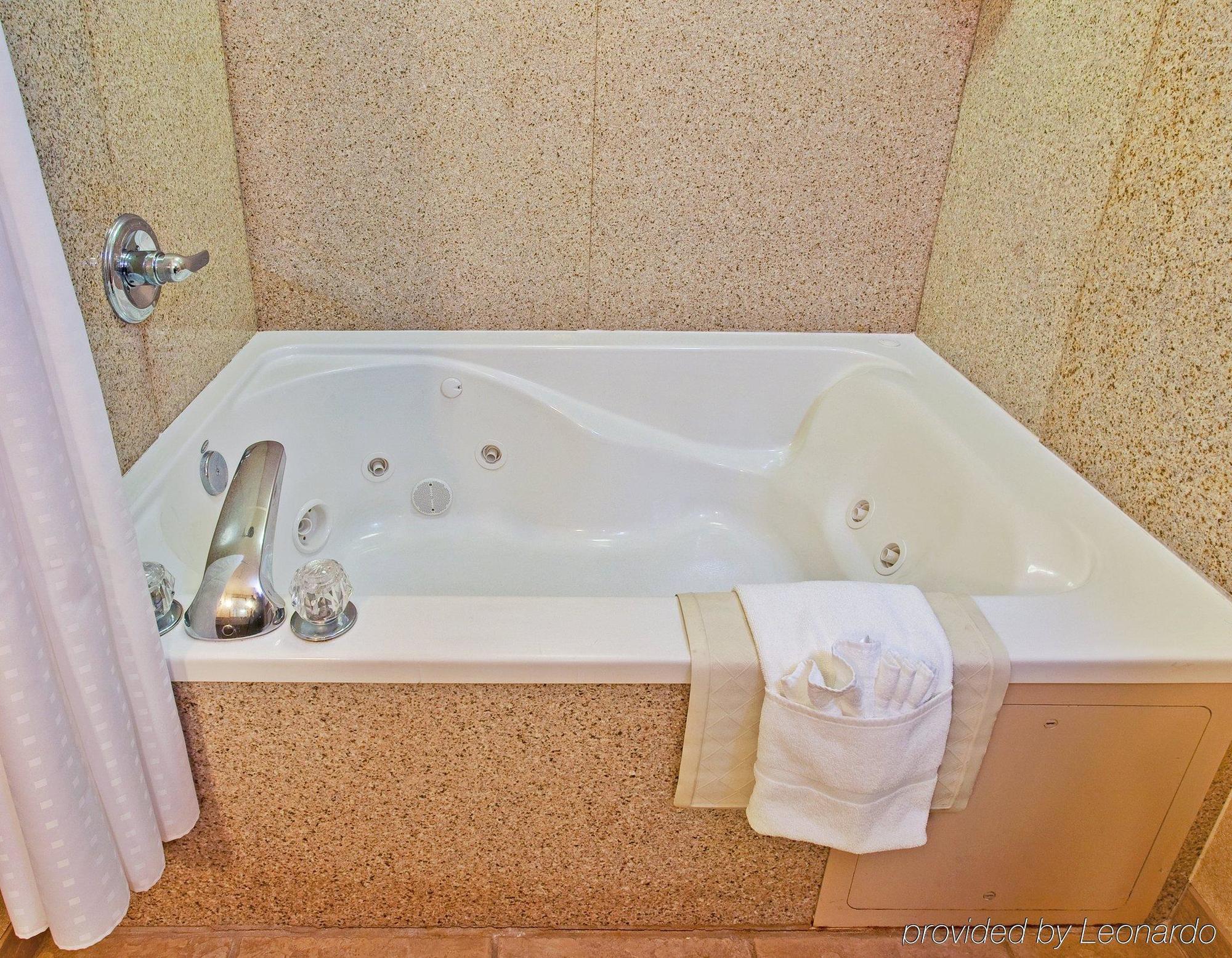 Holiday Inn Express & Suites Dyersburg By Ihg Room photo