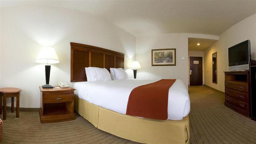 Holiday Inn Express & Suites Dyersburg By Ihg Exterior photo