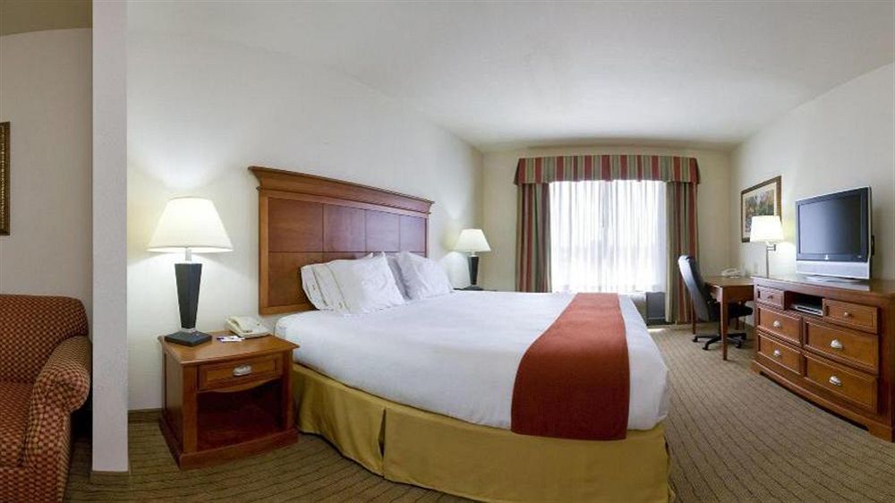 Holiday Inn Express & Suites Dyersburg By Ihg Exterior photo