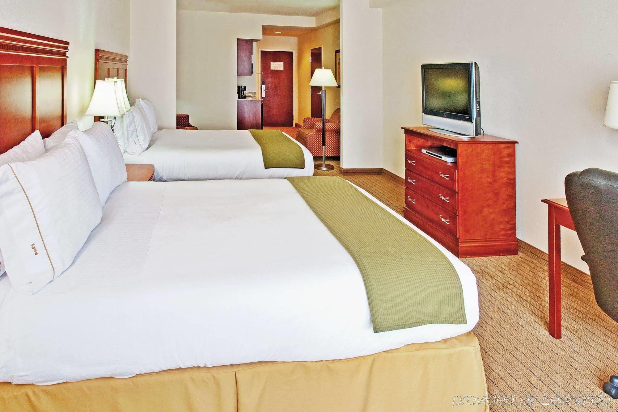 Holiday Inn Express & Suites Dyersburg By Ihg Room photo