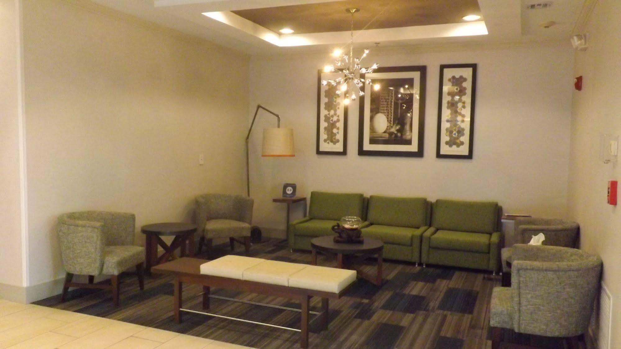 Holiday Inn Express & Suites Dyersburg By Ihg Exterior photo