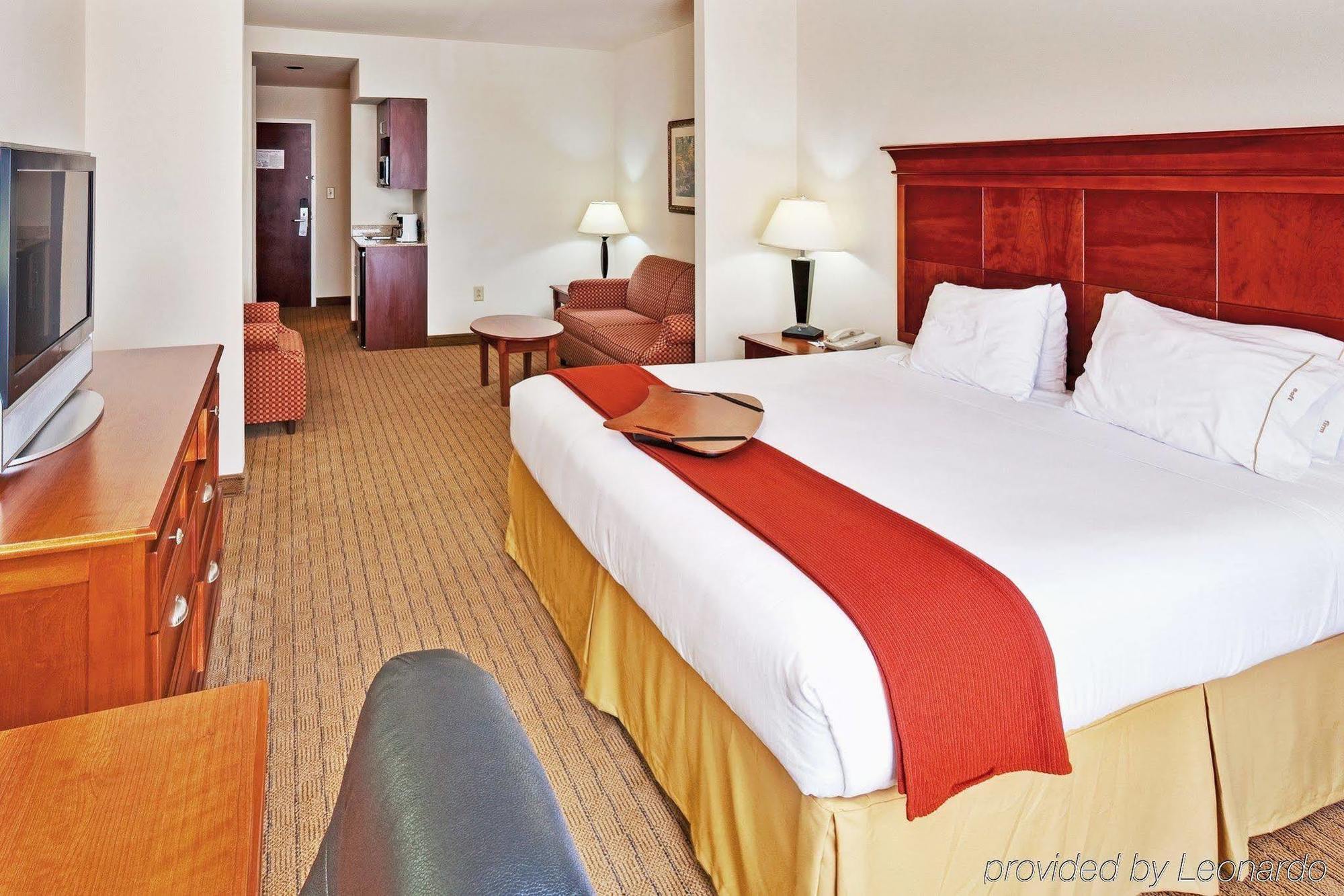 Holiday Inn Express & Suites Dyersburg By Ihg Room photo